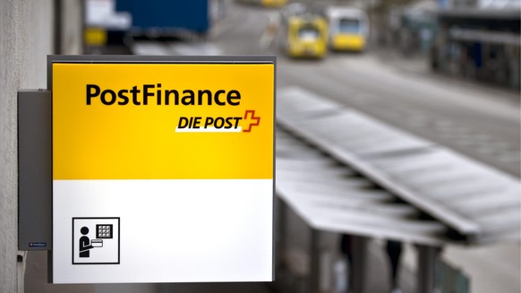 ZUR MELDUNG, DASS DIE POSTFINANCE EINE SYSTEMRELEVANTE BANK GEWORDEN IST, STELLEN WIR IHNEN FOLGENDES THEMENBILD ZUR VERFUEGUNG - Eine Tafel weist am Dienstag, 24. Februar 2009, auf einen Bancomaten d ...