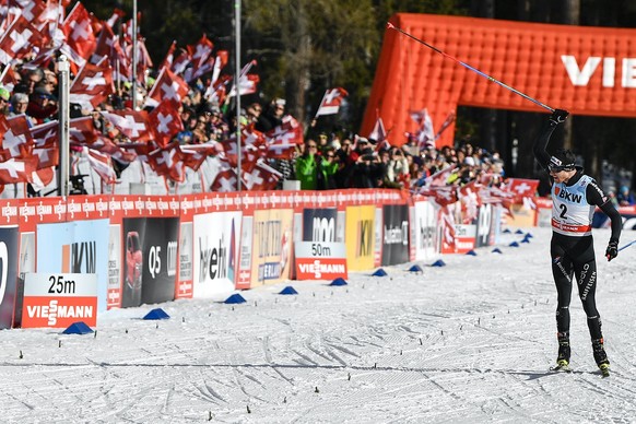 epa06412509 Dario Cologna of Switzerland celebrates winning the Cross Country Skiing Men&#039;s 15 kilometer pursuit distance run at the FIS Tour de Ski event in Lenzerheide, Switzerland, 01 January 2 ...