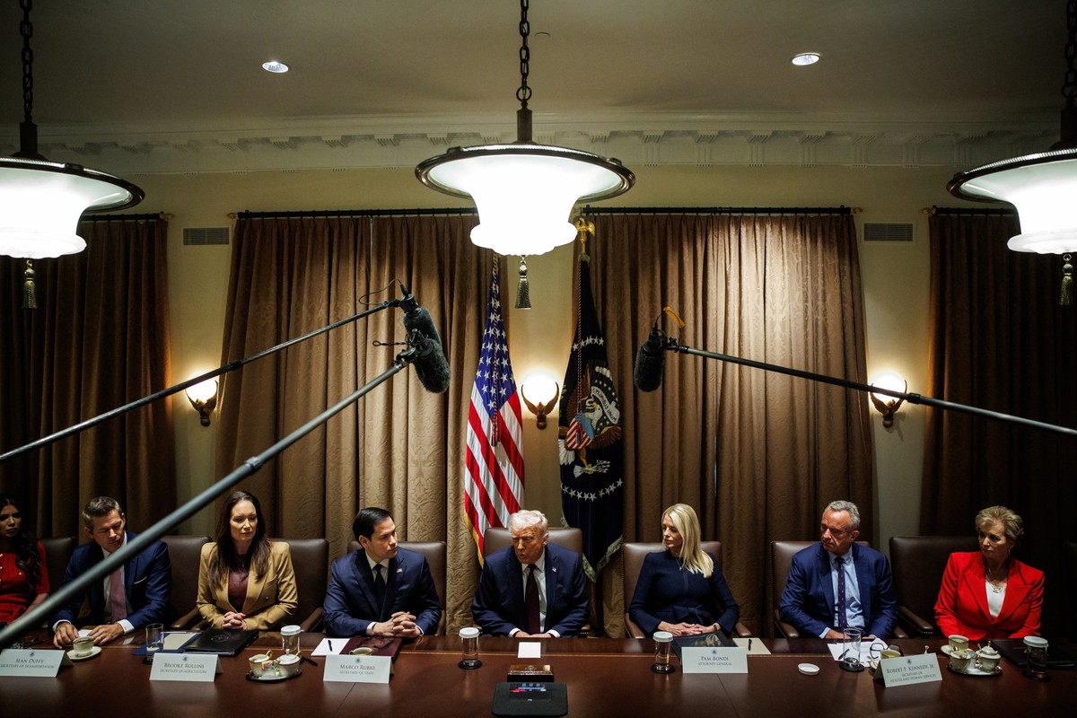 epa11985760 US President Donald Trump (C) meets with his Cabinet in the White House Cabinet Room in Washington, DC, USA, 24 March 2025. EPA/Samuel Corum/ POOL