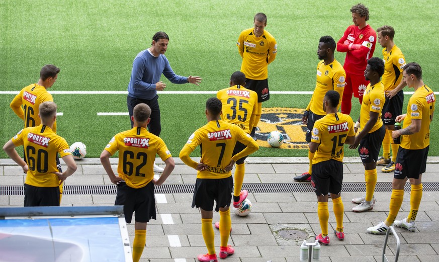 YB-Trainer Gerardo Seoane spricht waehrend einer Pause zu seinen Spielern, im Fussball Testspiel zwischen dem BSC Young Boys Bern und dem FC Lausanne-Sport, am Samstag, 6. Juni 2020 im Stade de Suisse ...