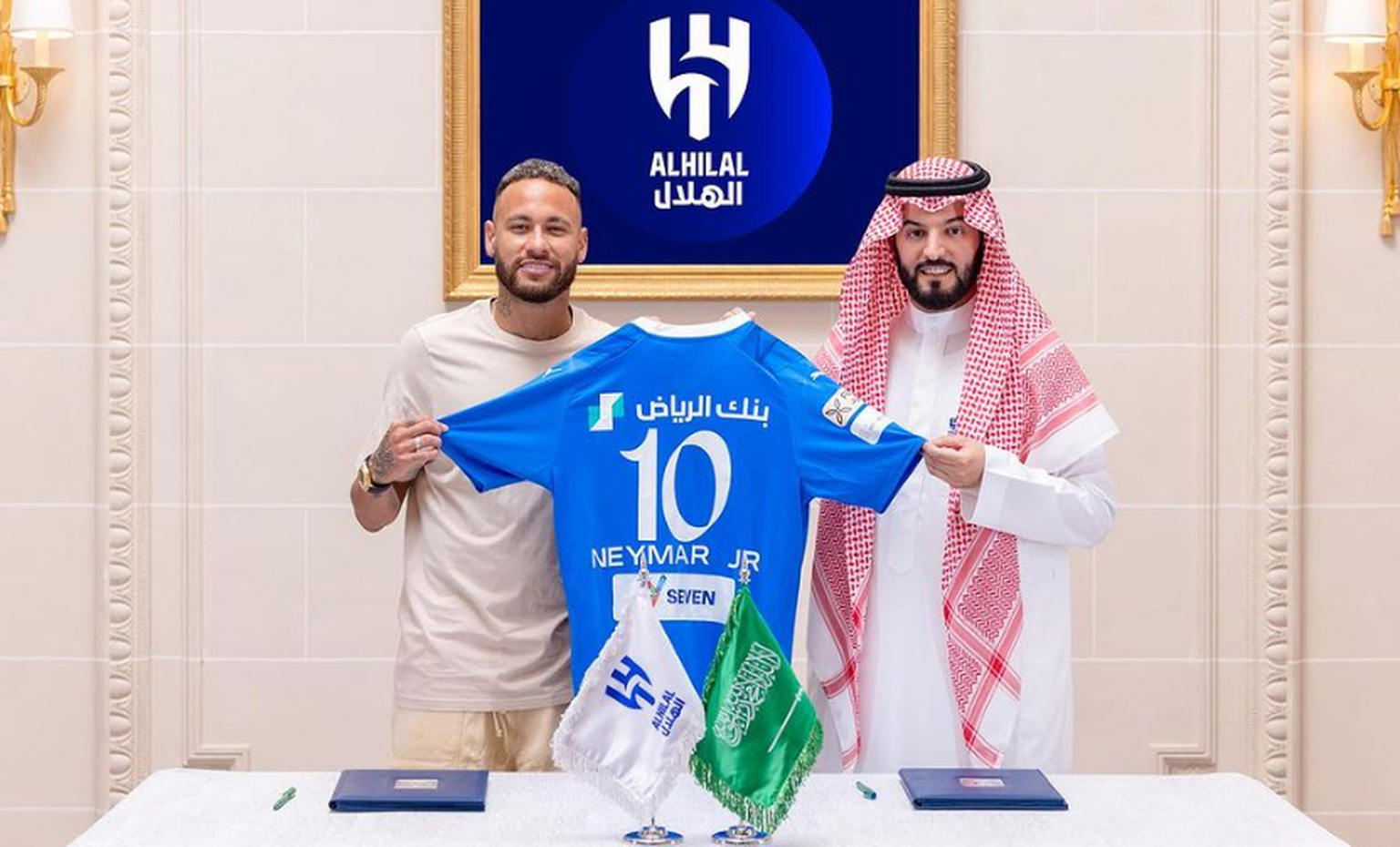 Neymar Al-Hilal, Auch Neymar wechselt nach Saudi-Arabien – der trickreiche Freigeist spielt in Zukunft für Al-Hilal.