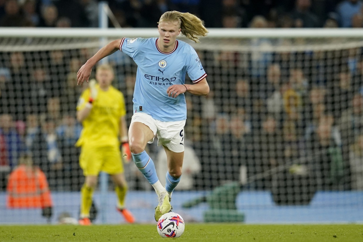 Manchester City&#039;s Erling Haaland runs with the ball during the English Premier League soccer match between Manchester City and Arsenal at Etihad stadium in Manchester, England, Wednesday, April 2 ...