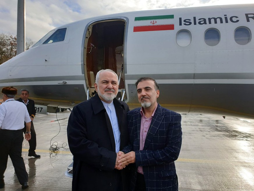 Irans Aussenminister Jawad Sarif, links, mit dem von den USA freigelassenen Wissenschaftler Massud Soleimani auf dem Flughafen Zürich (7. Dezember 2019)