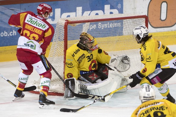 Tiger&#039;s Eric Himelfarb, links, verpasst eine Chance, gegen Bern&#039;s Goalie Leonardo Genoni, und Bern&#039;s Eric Blum, rechts, waehrend dem Meisterschaftsspiel der National League, zwischen de ...