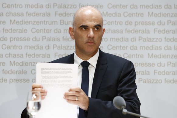 Bundespraesident Alain Berset waehrend einer Medienkonferenz ueber die Kostendaempfung im Gesundheitswesen, am Freitag, 14. September 2018 in Bern. (KEYSTONE/Peter Klaunzer)