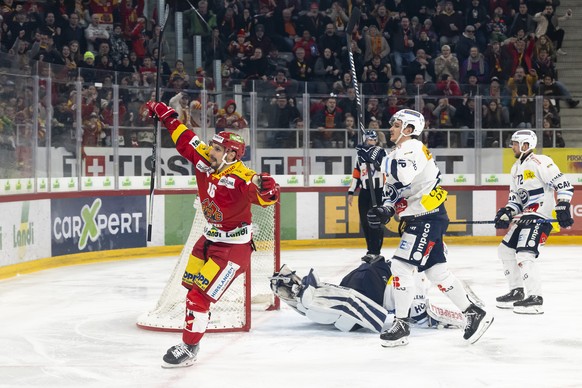der Bieler Spieler Fabio Hofer, links, jubelt nach seinem Tor zum 3-2 gegen Ambri-Piottas Torhueter Davide Fadani, unten, Ambri-Piottas Rocco Pezzullo und Ambri-Piottas Tim Heed, beim Eishockey Meiste ...