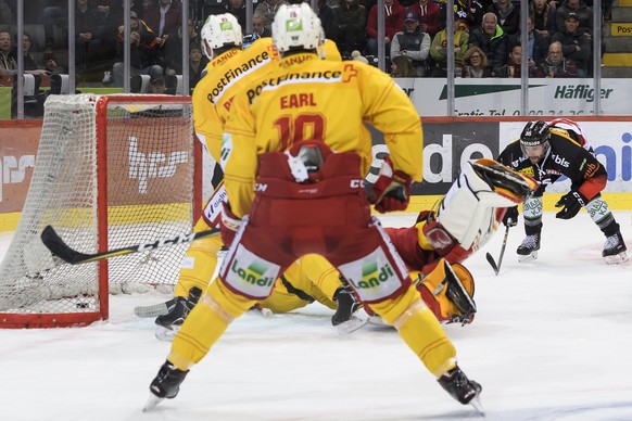 Berns Andrew Ebbett, jubelt nach seinem Tor (2-0) gegen Biels Goalie Jonas Hiller, im dritten Eishockey Playoff-Halbfinalspiel der National League zwischen dem SC Bern und dem EHC Biel, am Samstag, 30 ...