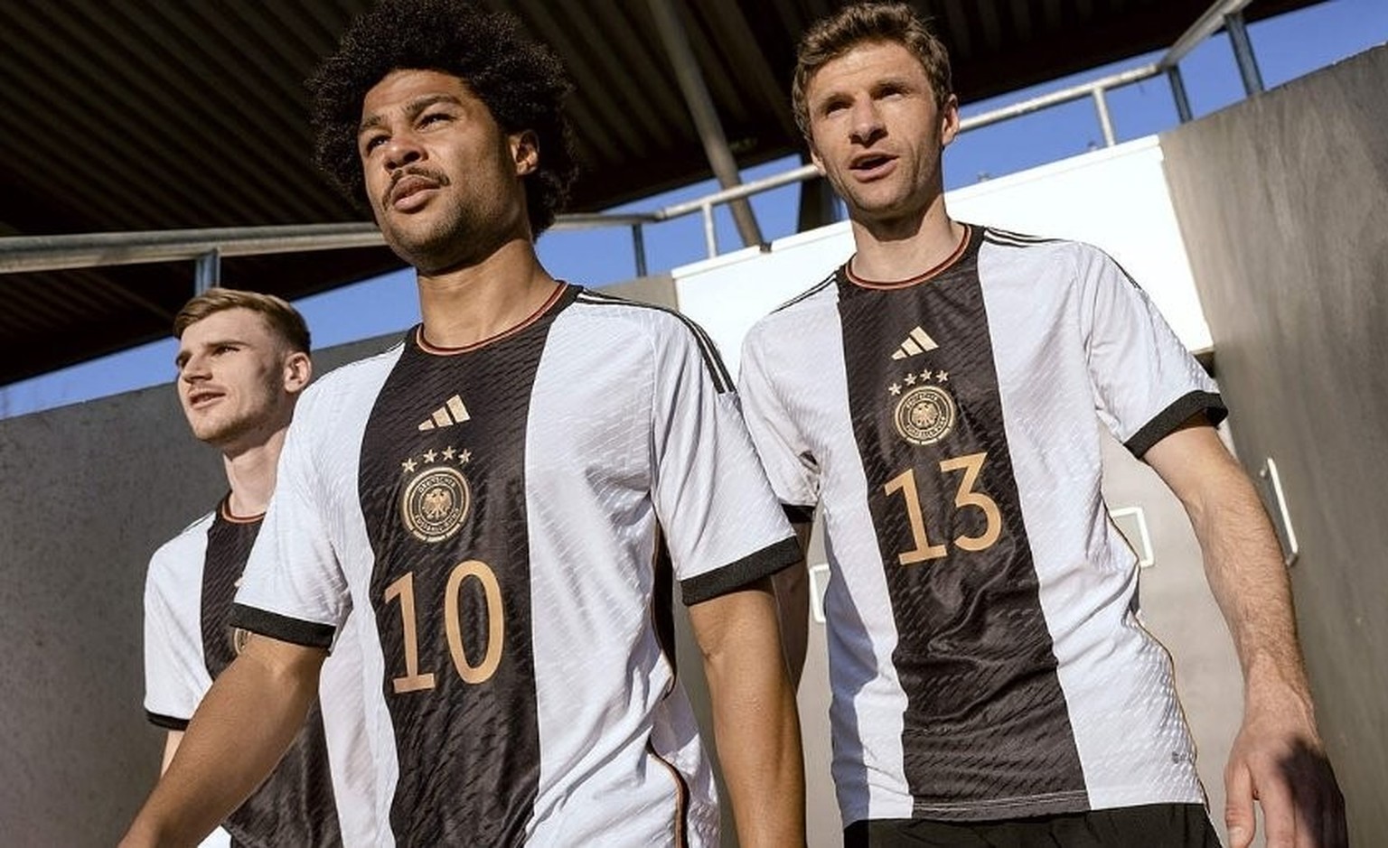 Timo Werner, Serge Gnabry und Thomas Müller im neuen Heimtrikot.