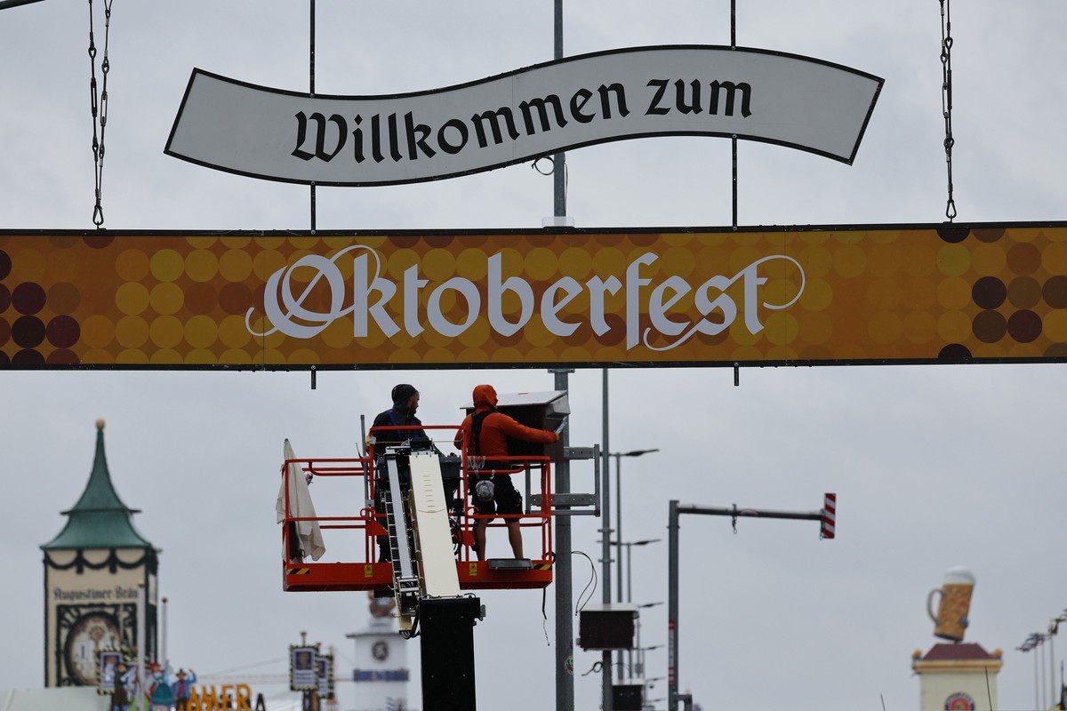 epaselect epa13190239 Preparations are underway for the 191st Oktoberfest beer festival in Munich, Germany, 25 August 2026. The world's largest beer festival will run from 19 September to 04 Octo ...