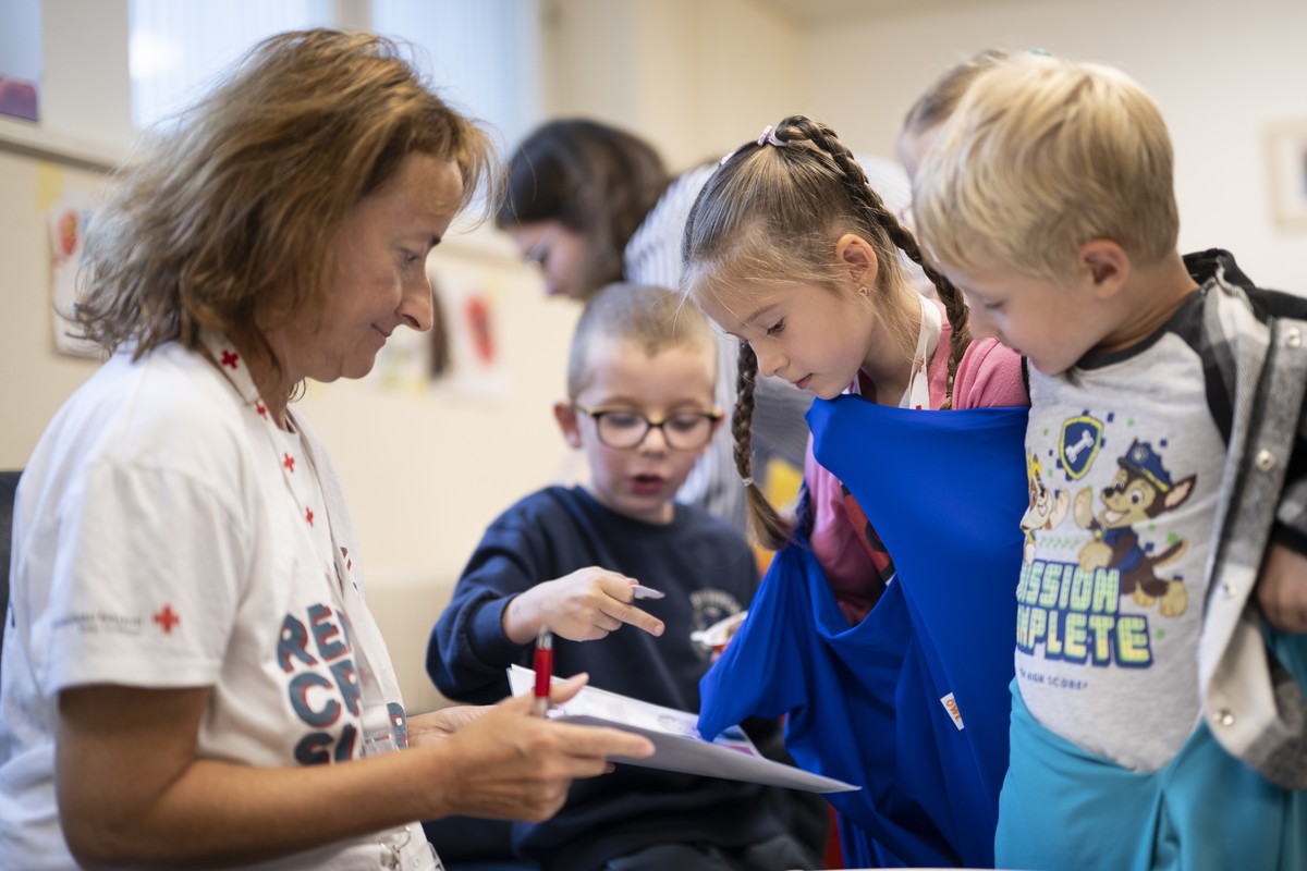 Eine Psychologin mit Kindern aus der Ukraine im Red Cross Summer Camp, am Montag, 31. August 2026, in St. Gallen. Das Schweizerische Rote Kreuz bietet Kindern und ihren Begleitpersonen, die besonders  ...
