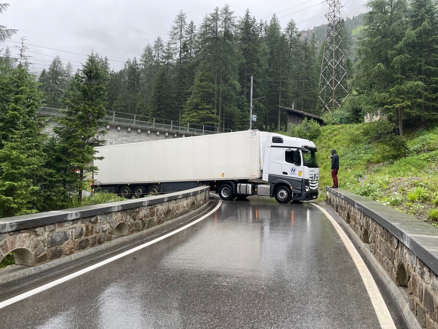 Chauffeur bleibt mit Lastwagen beim Albulapass stecken.