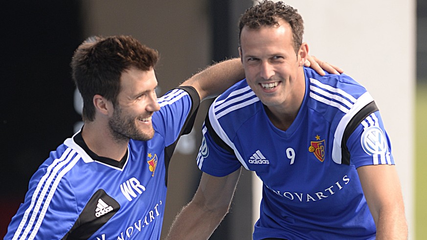 Raphael Wicky, Trainer der U18, links, und Captain Marco Streller, rechts, begruessen sich beim Training des FC Basel 1893 in den Sportanlagen St. Jakob in Basel, am Freitag, 1. August, 2014. (KEYSTON ...