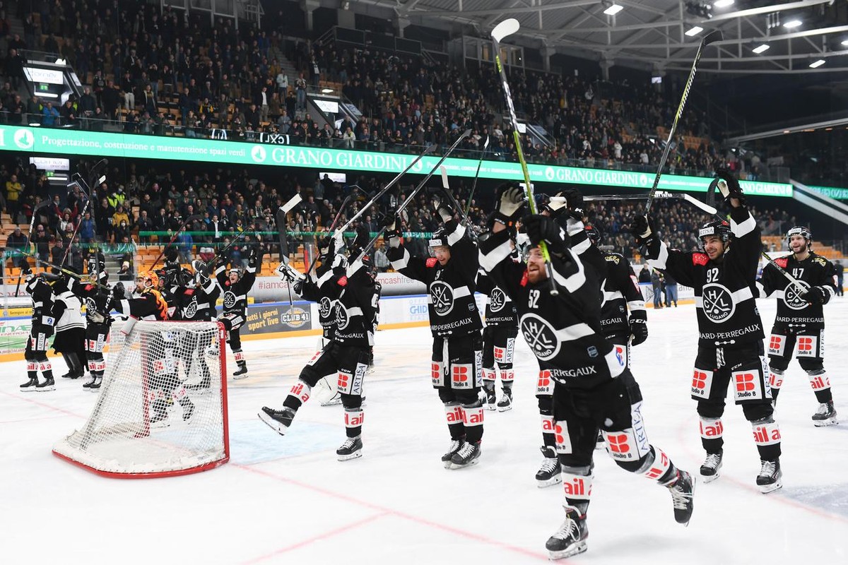 Lugano's players celebrate at the end of the pre playoff match, during the second game of the pre playoffs of the National League 2021/22 between HC Lugano and HC Geneva Servette, at the Corner A ...
