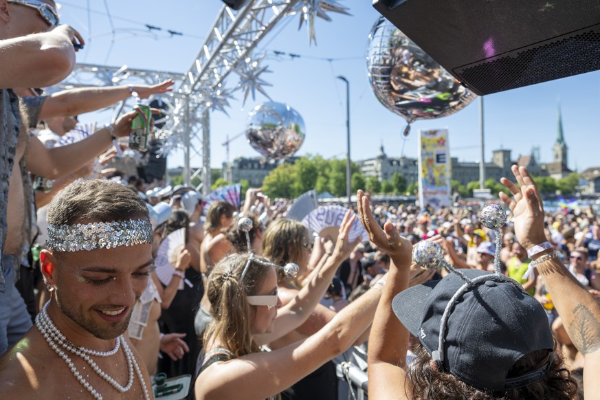 Thousands of participants dancing through the streets during the 31th Street Parade in the city center of Zurich, Switzerland, Saturday, August 10, 2024. The annual dance music event Street Parade run ...