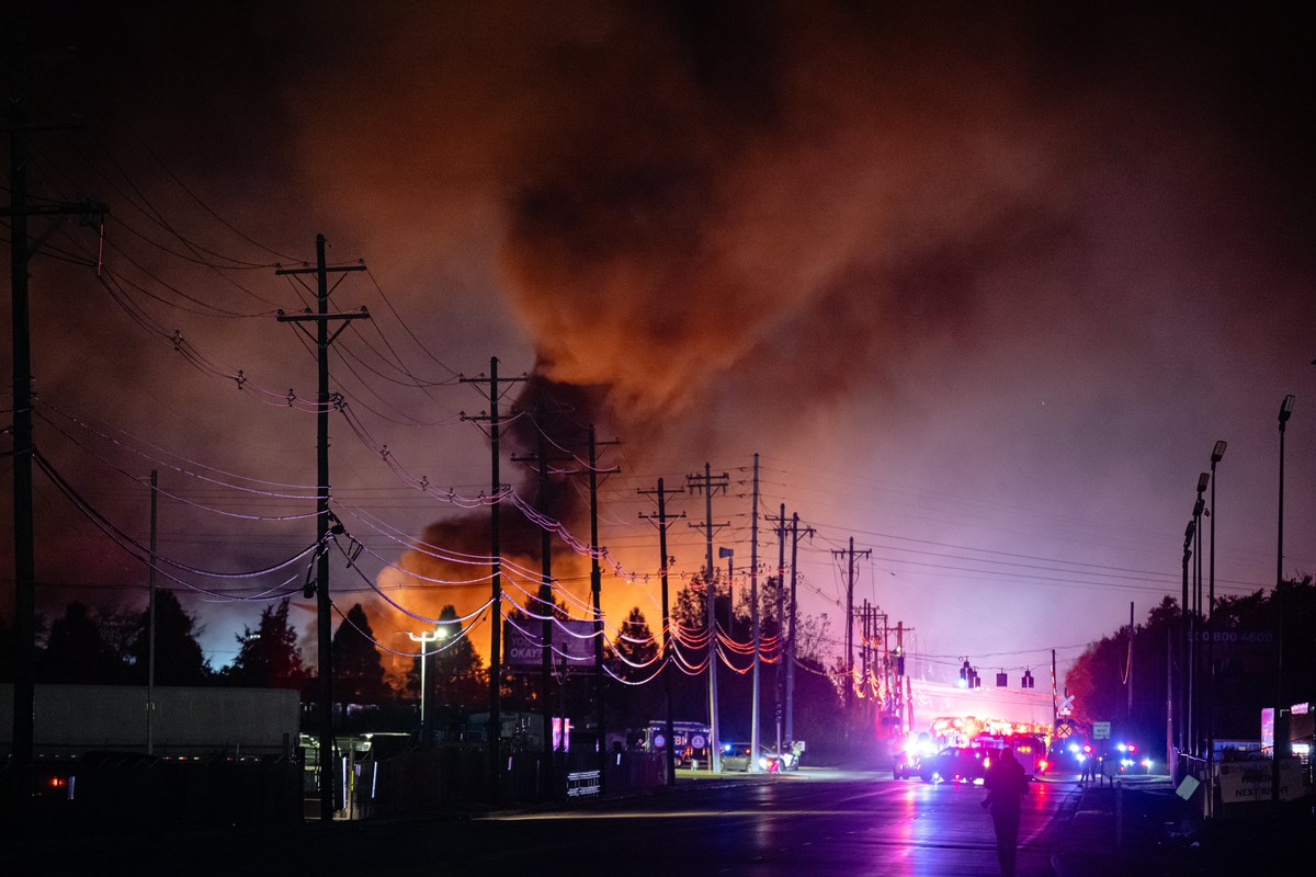 Plums of smoke rise from the area of a UPS cargo plane crash at Louisville Muhammad Ali International Airport, on Tuesday, Nov. 4, 2025, in Louisville, Ky. (AP Photo/Jon Cherry)
APTOPIX Louisville UPS ...