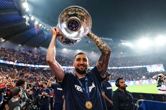 epa12150035 Paris Saint-Germain&#039;s Italian goalkeeper Gianluigi Donnarumma celebrates with supporters during a PSG victory celebration show in Paris, France, 01 June 2025. Paris Saint-Germain won  ...