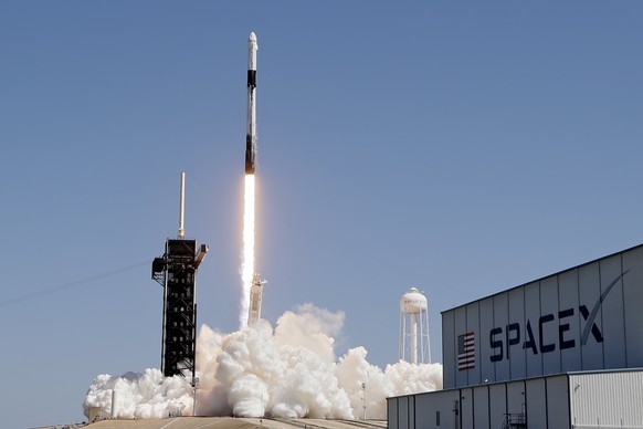 Die «SpaceX Falcon 9»-Rakete hebt ab.
