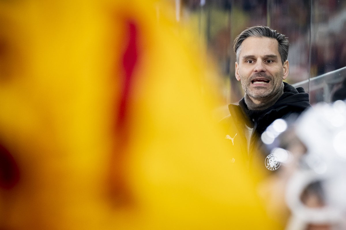 Head Coach Thierry Paterlini (SCL) reagiert im Spiel der Eishockey National League zwischen EHC Biel-Bienne, EHCB, und SCL Tigers, SCL, vom Donnerstag, 27. Februar 2025 in Tissot Arena in Biel. (KEYST ...