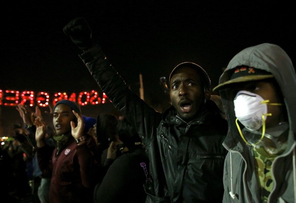 Demonstranten vor der Polizeiwache in Ferguson in der Nacht auf Mittwoch.
