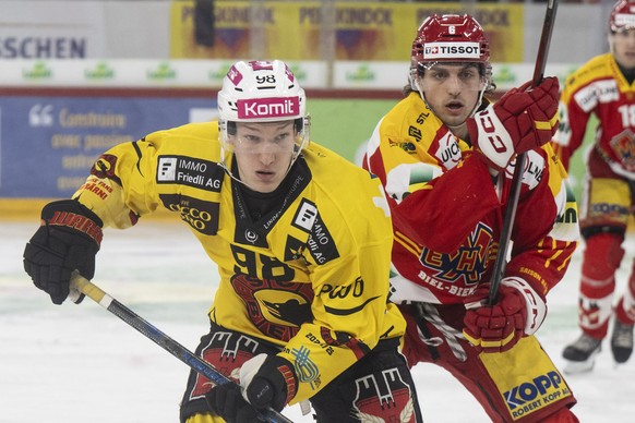 Ramon Tanner (EHCB), rechts, kaempft um den Puck mit Benjamin Baumgartner (SCB) im Spiel der Eishockey National League zwischen EHC Biel-Bienne, EHCB, und SC Bern, SCB, vom Montag, 23. Dezember 2024 i ...