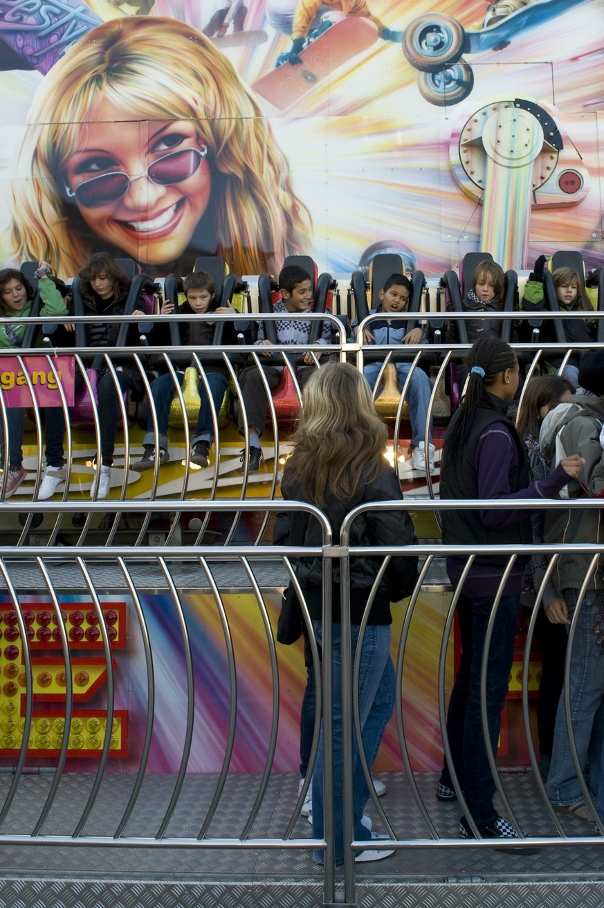 Besucher der Herbstmesse fahren auf einer Vergnuegungs-Bahn, am Samstag, 25. Oktober 2008 in Basel. Die Basler Herbstmesse findet dieses Jahr zum 538. Mal statt. (KEYSTONE/Matthias Waeckerlin)