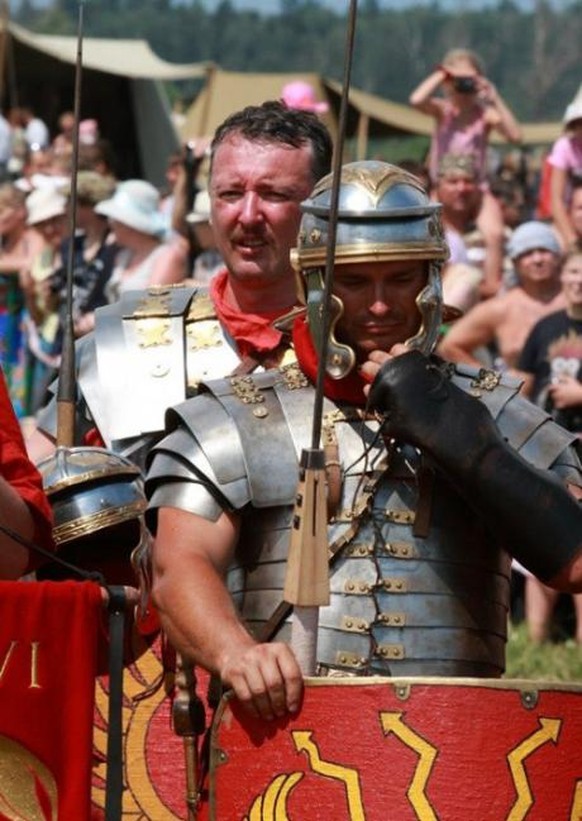 Strelkov in der Rüstung eines römischen Legionärs bei einer seiner nachgestellten Schlachten.&nbsp;