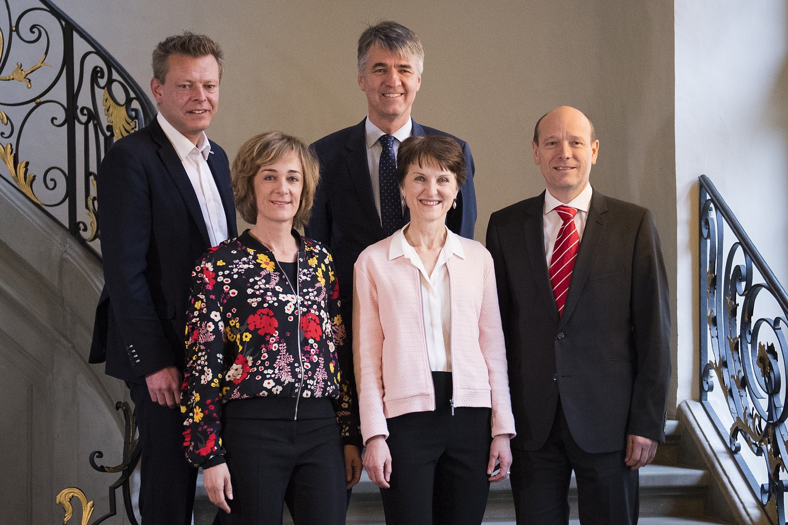 Der Berner Gemeinderat in neuer Zusammensetzung beim offiziellen Fototermin mit Reto Nause, CVP, Alec von Graffenried, von links-oben, und Ursula Wyss, SP, Franziska Teuscher, GB und Michael Aebersold ...
