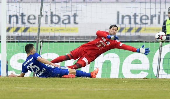 L&#039;attaquant lausannois Nassim Ben Khalifa, gauche, marque le premier but au gardien lucernois David Zibung lors de la rencontre de football de Super League entre le FC Lausanne-Sport, LS, et le F ...