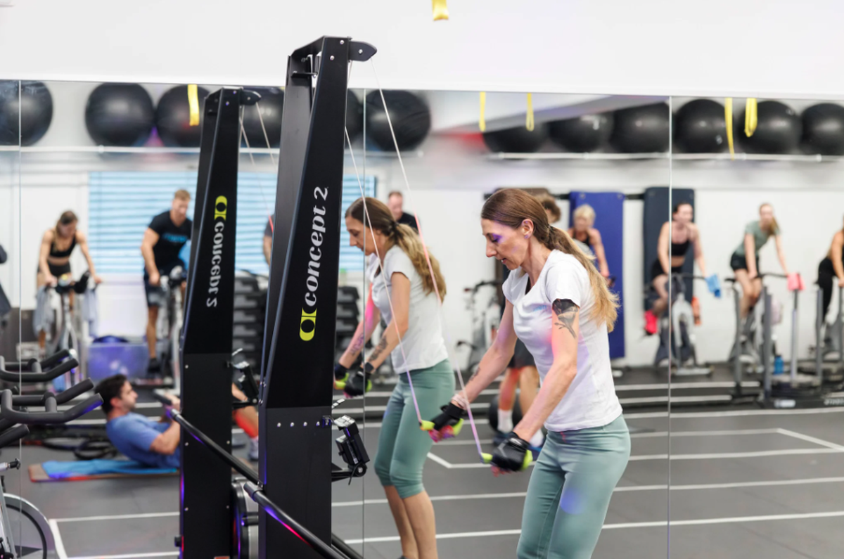 Le SkiErg (ergomètre de ski) est un appareil de cardio et de musculation complet qui sollicite l'ensemble du corps.