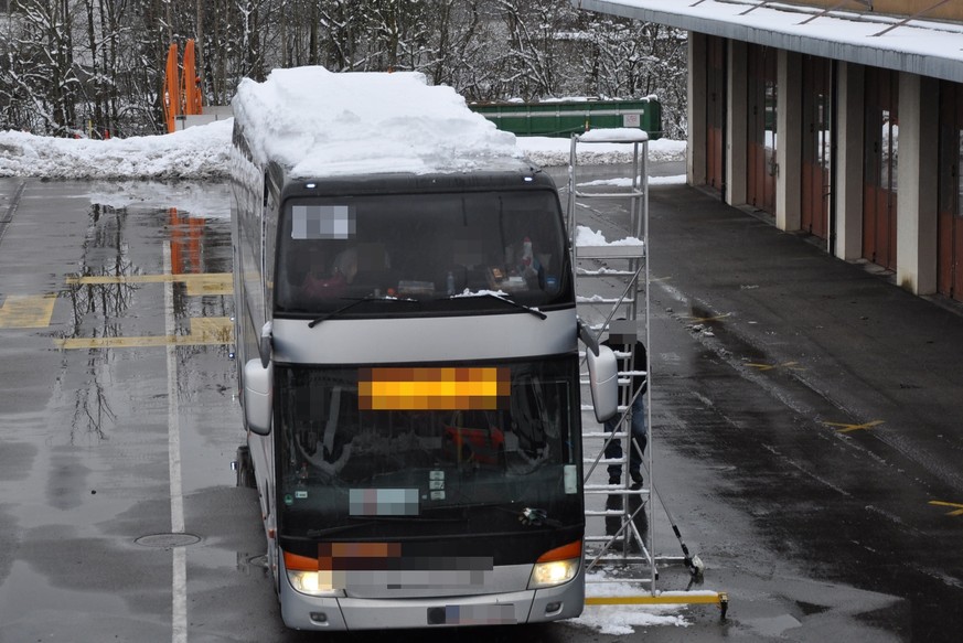 1,6 Tonnen Schnee auf dem Dach: Polizei stoppt schwedischen Reisecar