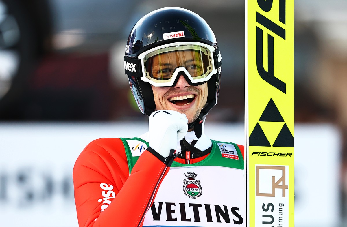 01.01.2025, Bayern, Garmisch-Partenkirchen: Ski nordisch/Skispringen: Vierschanzentournee, Weltcup, Gro�schanze, Herren, 1. Durchgang, Gregor Deschwanden aus der Schweiz reagiert nach seinem Sprung. F ...