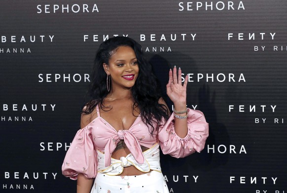 epa06222893 Barbadian-born singer and actress Rihanna arrives for the presentation of her cosmetics line at a shopping center in Madrid, Spain, 23 September. EPA/CHEMA MOYA