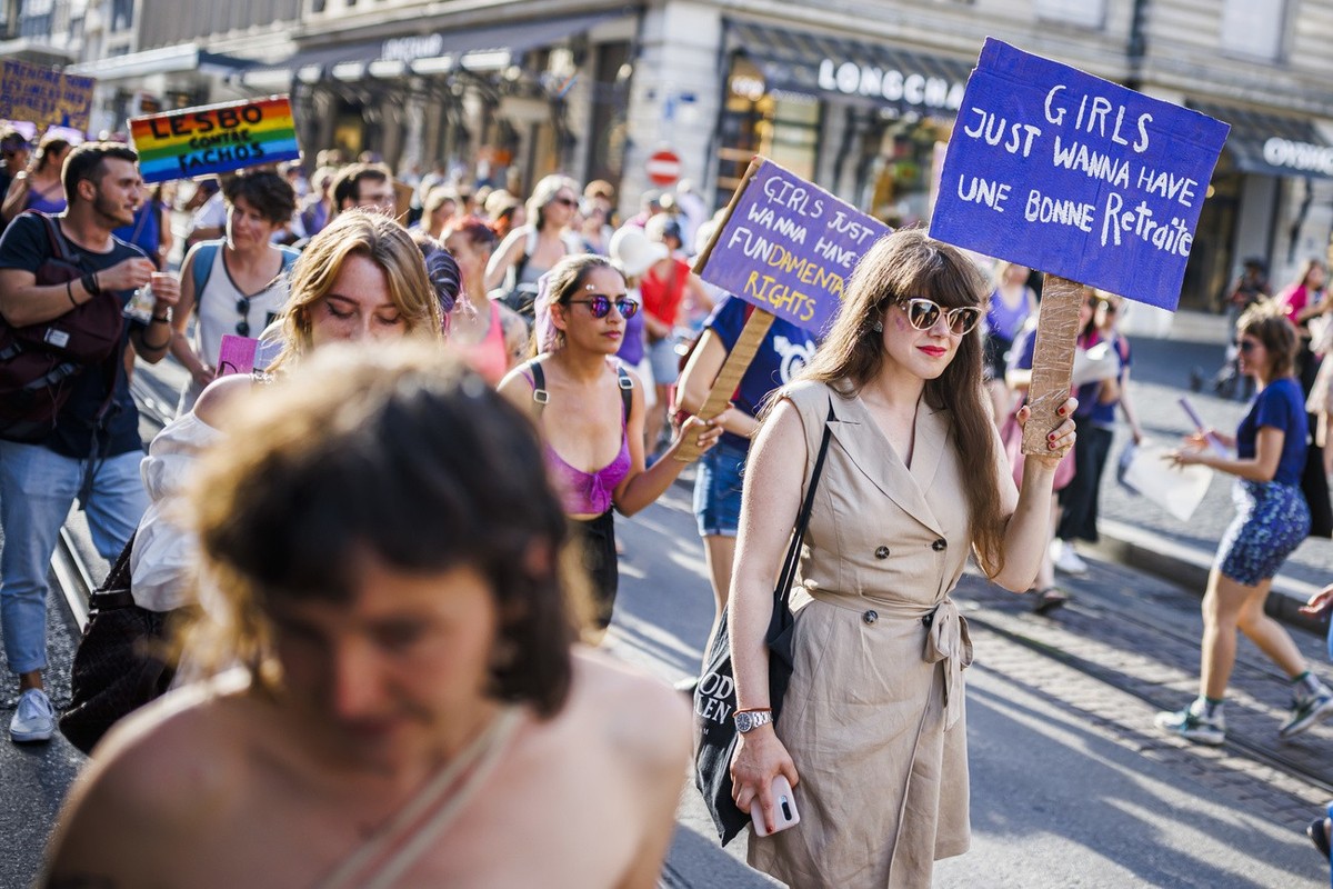 Des femmes manifestent lors d'une marche a l'ocasion de la greve feministe ce mardi 14 juin 2022 a Geneve. (KEYSTONE/Valentin Flauraud)