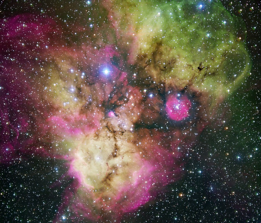 Was aussieht wie ein «kosmischer Geist» mit Glutaugen ist in Wahrheit eine Sternen-Kita. NGC 2467 nennen Astronomen den Sternenhaufen im südlichen Sternbild Puppis.