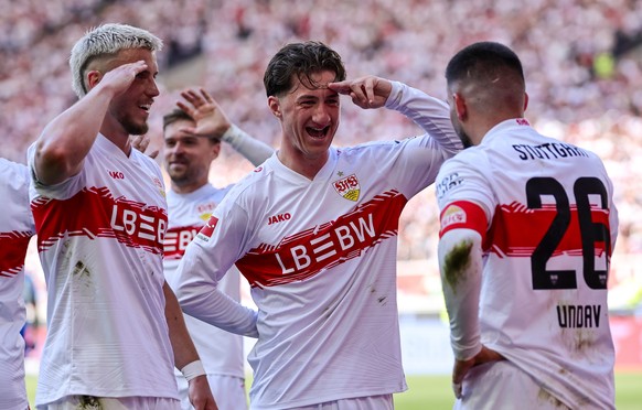 epa12943872 Deniz Undav of Stuttgart (R) celebrates with teammates after scoring the 3-1 goal during the German Bundesliga soccer match between VfB Stuttgart and Bayer 04 Leverkusen in Stuttgart, Germ ...