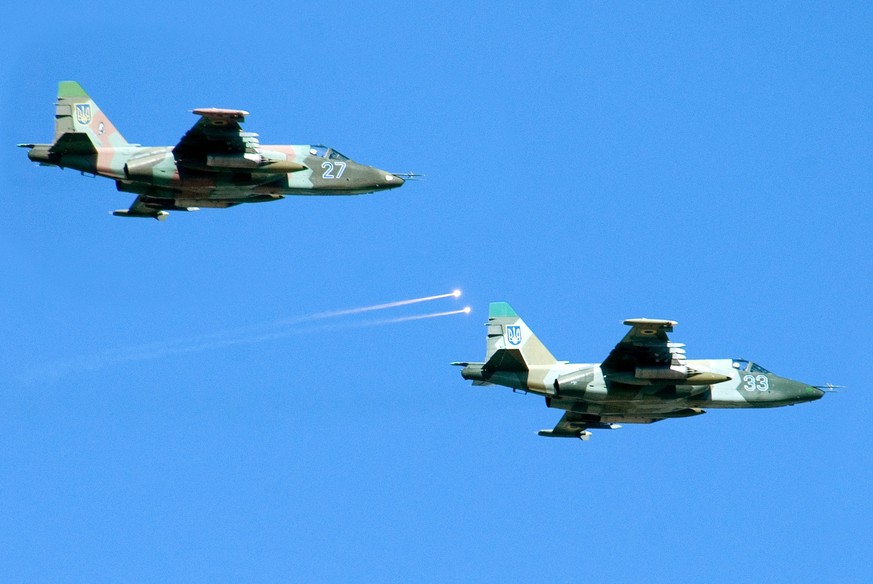 epa04327420 (FILE) A September 17, 2007 file photo shows Ukrainian Su-25 attack aircraft with flares in the background during maneuvers at the landfill site in Rovno, Ukraine.  Pro-Russian secession...