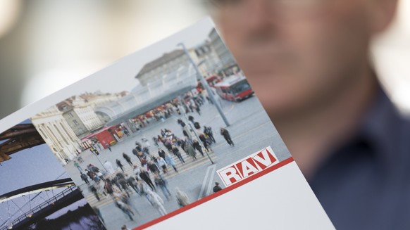 ARCHIVBILD ZUM RUECKGANG DER ARBEITSLOSIGKEIT IM JAHR 2018, AM DIENSTAG, 8. JANUAR 2019 - [Symbolic Image, Staged Picture] An unemployed person looks at information documents, pictured in a waiting ro ...