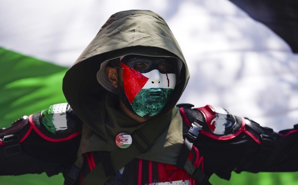 epa11555347 People participate in a protest calling for a ceasefire in Gaza on the opening day of the Democratic National Convention (DNC) in Chicago, Illinois, USA, 19 August 2024. Chicago has been p ...