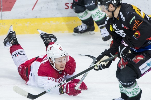 Berns Calle Andersson, rechts, im Spiel gegen Lausannes Loic In-Albon, waehrend dem Eishockey-Meisterschaftsspiel der National League zwischen dem SC Bern und dem Lausanne HC, am Samstag, 20. Januar 2 ...