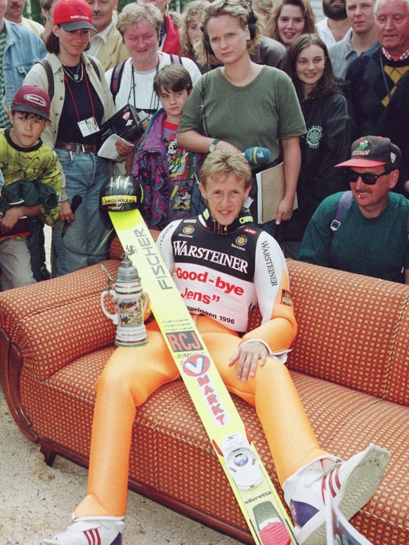 Fuer Skispringer Jens Weissflog ist endgueltig Feierabend. Nach seinem Abschiedspringen nahm der &quot;Adler vom Fichtelberg&quot; umringt von Fans Platz auf einem Sofa in Oberwiesenthal, Sachsen, am  ...