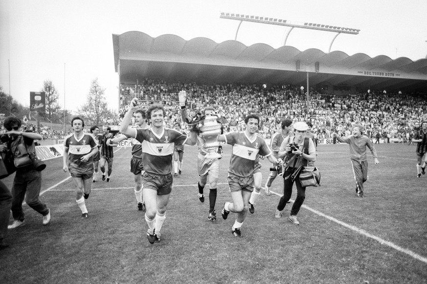 Finale Schweizer Cup 1984/1985, die Spieler von Pokalsieger FC Aarau mit Pokal auf der Ehrenrunde

Final Swiss Cup 1984 1985 The Players from Cup Winners\u0026#39; Cup FC Aarau with Cup on the Honor ...