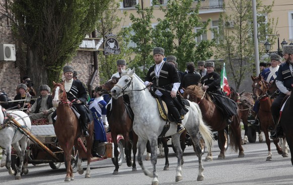 Pferde in Deutschland beschlagnahmt: Ramsan Kadyrow auf einem Schimmel.