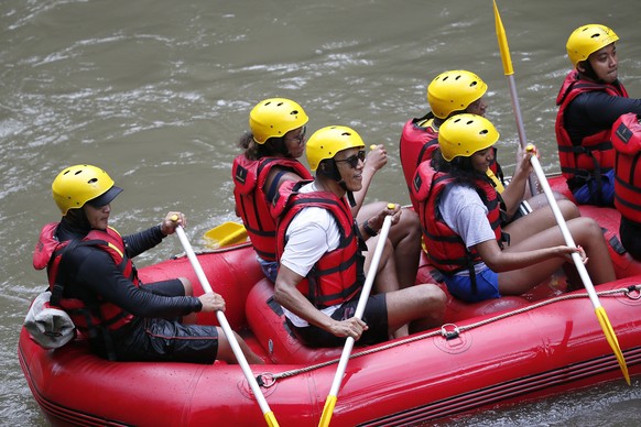 epa06050815 Former US president Barack Obama (C) and his family raft at the Ayung River during a family holiday in Bali, Indonesia, 26 June 2017. Obama is in Bali as part of his ten-day family holiday ...