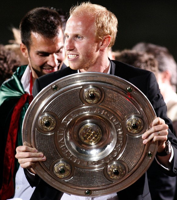 Ludovic Magnin mit der Meisterschale, dahinter der heutige Luzern-Trainer Markus Babbel.