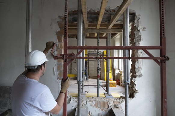 Eindruck von den Bauarbeiten im Gymnasium am Muensterplatz in Basel am Dienstag, 30. Juli 2013. Wahrend den Sommerferien werden Unterhalts- und Ausbauarbeiten getaetigt. Die geplanten Schulraumprojekt ...