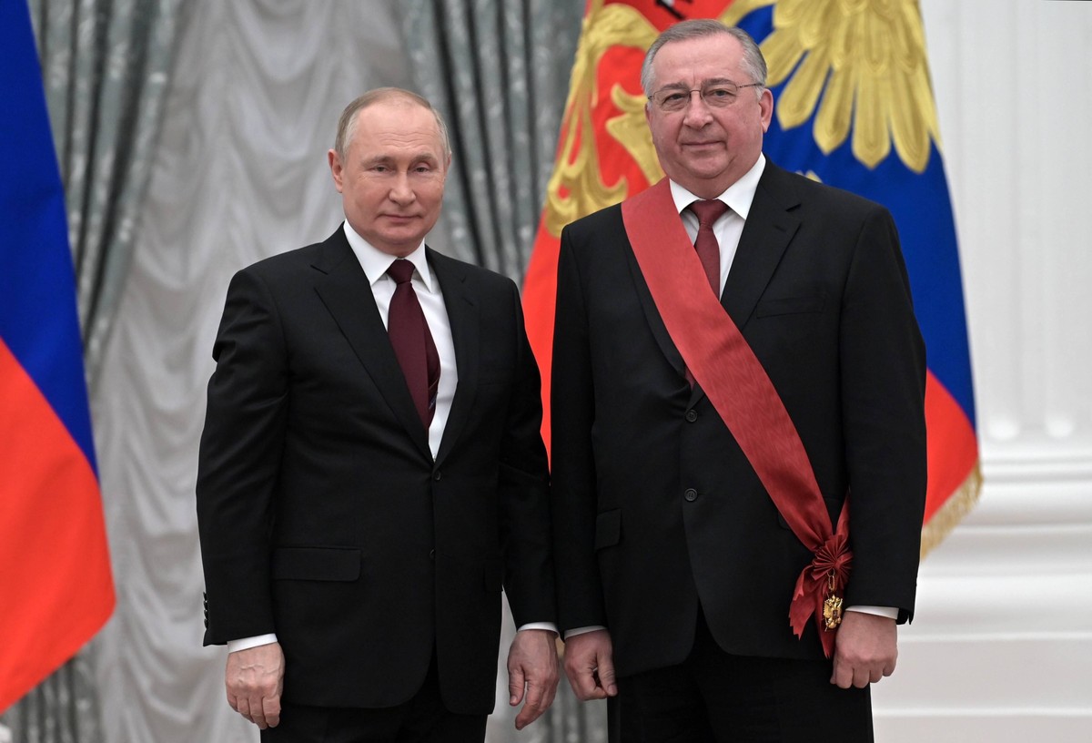 Russia Putin Awarding Ceremony 6752967 02.02.2022 Russian President Vladimir Putin and Transneft President Nikolai Tokarev, who has been awarded the Hero of Labor of the Russian Federation title, pose ...
