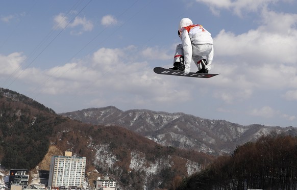 epa06519816 Shaun White of the US in action during the Men&#039;s Snowboard Halfpipe qualification run at the Bokwang Phoenix Park during the PyeongChang 2018 Olympic Games, South Korea, 13 February 2 ...