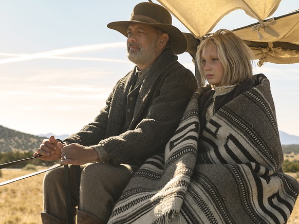 HANDOUT - Tom Hanks als Captain Jefferson Kyle Kidd und Helena Zengel als Johanna Leonberger in einer Szene aus &quot;Neues aus der Welt&quot;. Foto: Bruce W. Talamon/Netflix/Universal Pictures/dpa -  ...