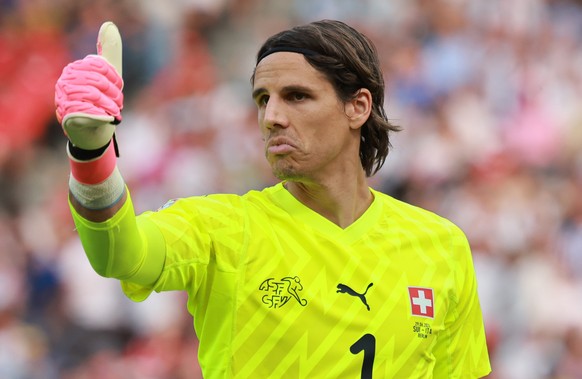 epa11445692 Goalkeeper Yann Sommer of Switzerland gives thumbs up during the UEFA EURO 2024 Round of 16 soccer match between Switzerland and Italy, in Berlin, Germany, 29 June 2024. EPA/CLEMENS BILAN