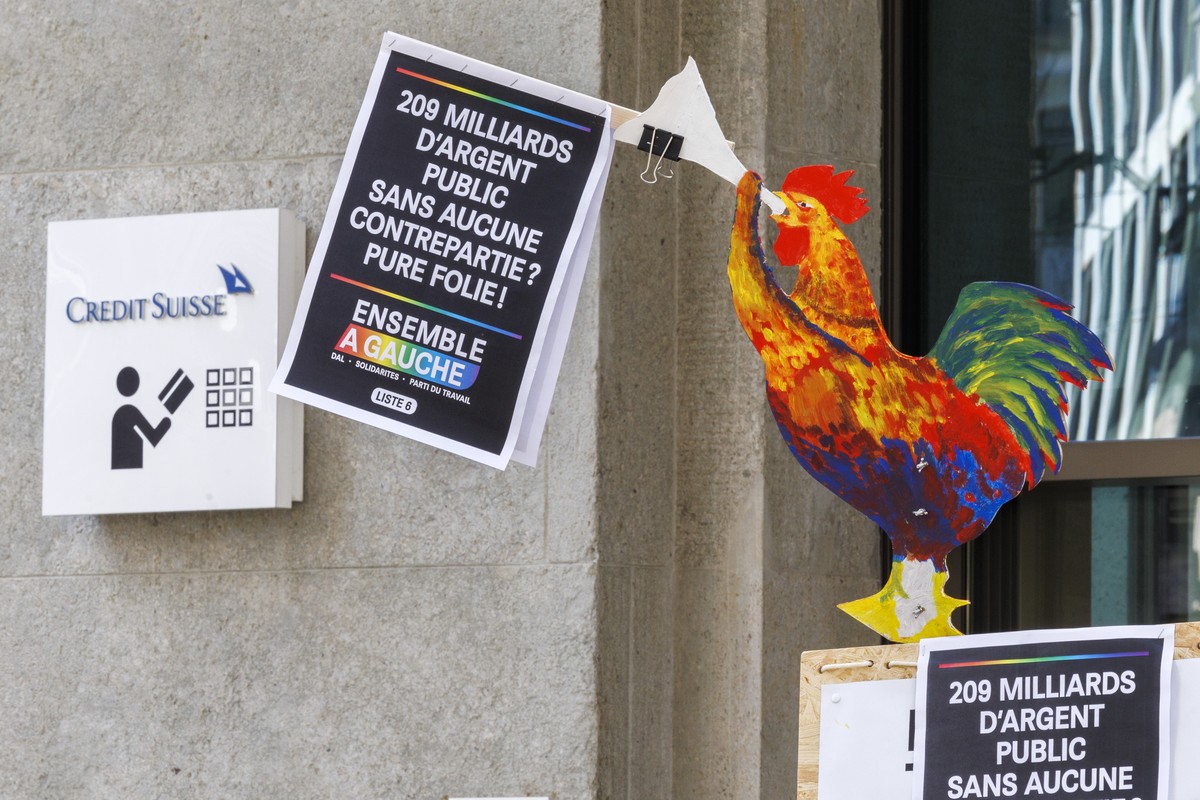 Des militants de la coalition Ensemble a Gauche manifestent contre l'accord entre le Credit Suisse, la BNS et l'UBS devant la succursale de la banque Credit Suisse, ce lundi 20 mars 2023 a G ...